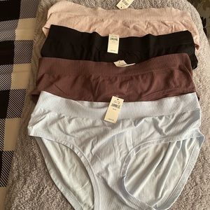 4 Pairs of Aerie seamless briefs